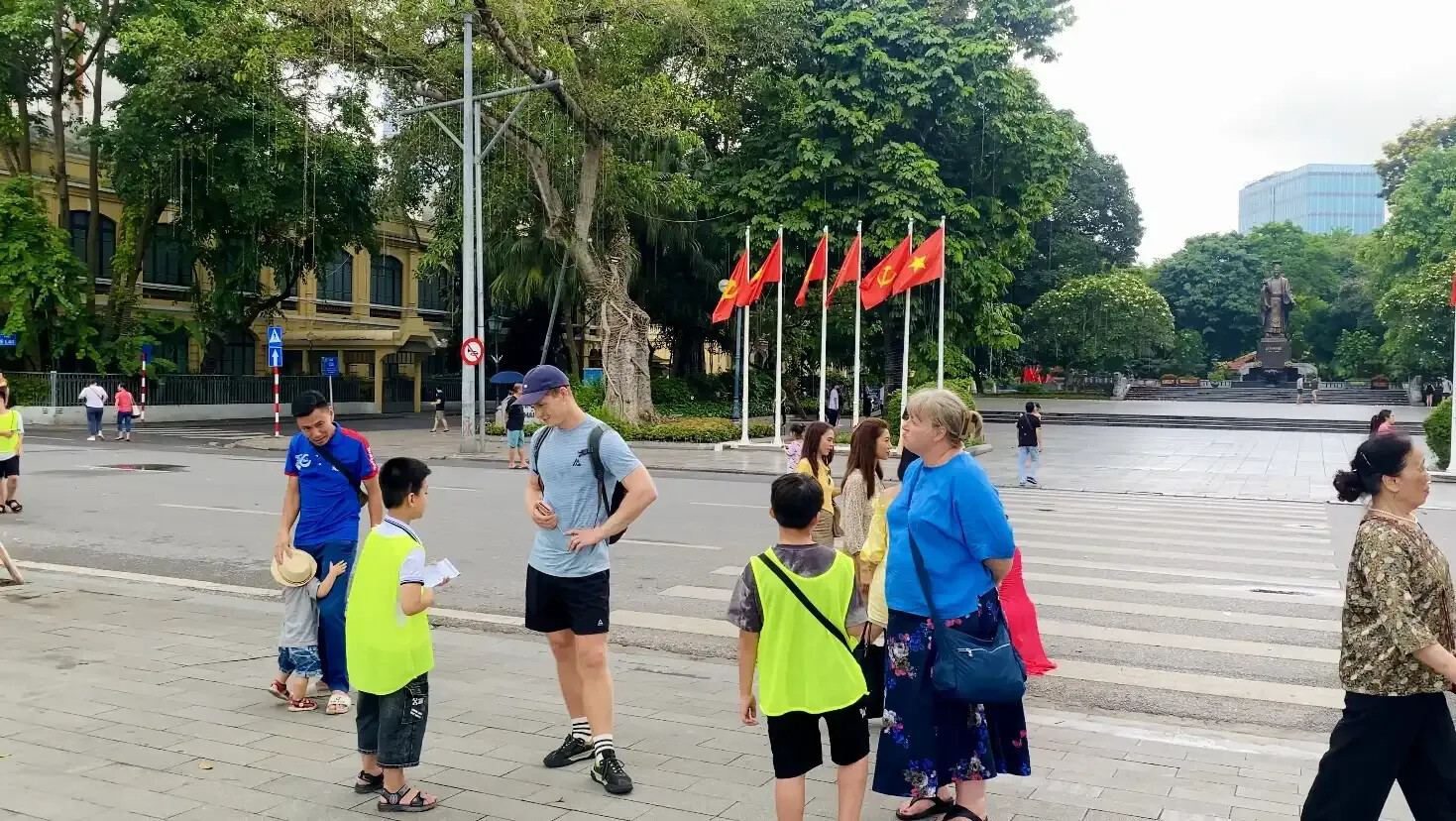 Languages in Vietnam 9 Children taking with tourists in Hanoi